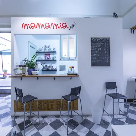 ゲストハウス Mamamia #teatro Biondo パレルモ